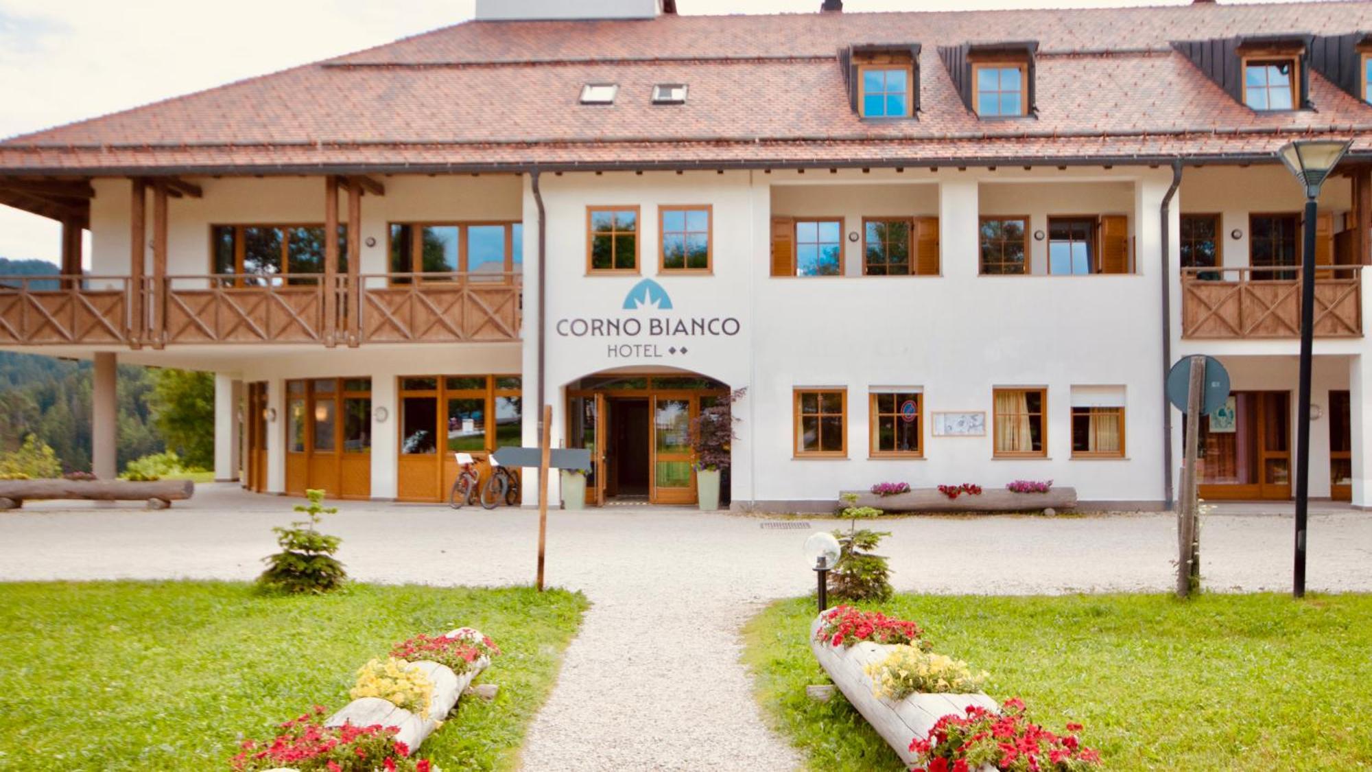 Hotel Corno Bianco Nova Ponente Dış mekan fotoğraf